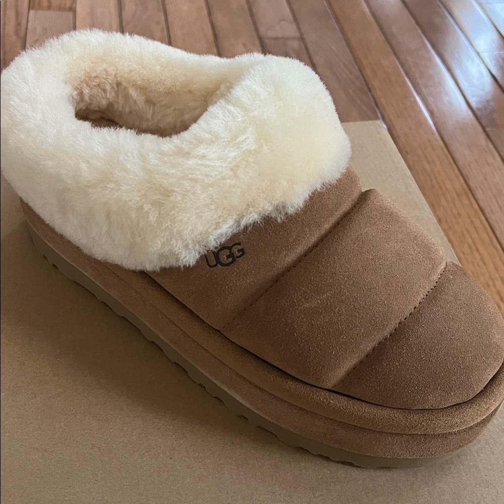 UGG® Tazzlita Genuine Shearling Trim Platform
Slinner (Women) - Picture 3 of 16